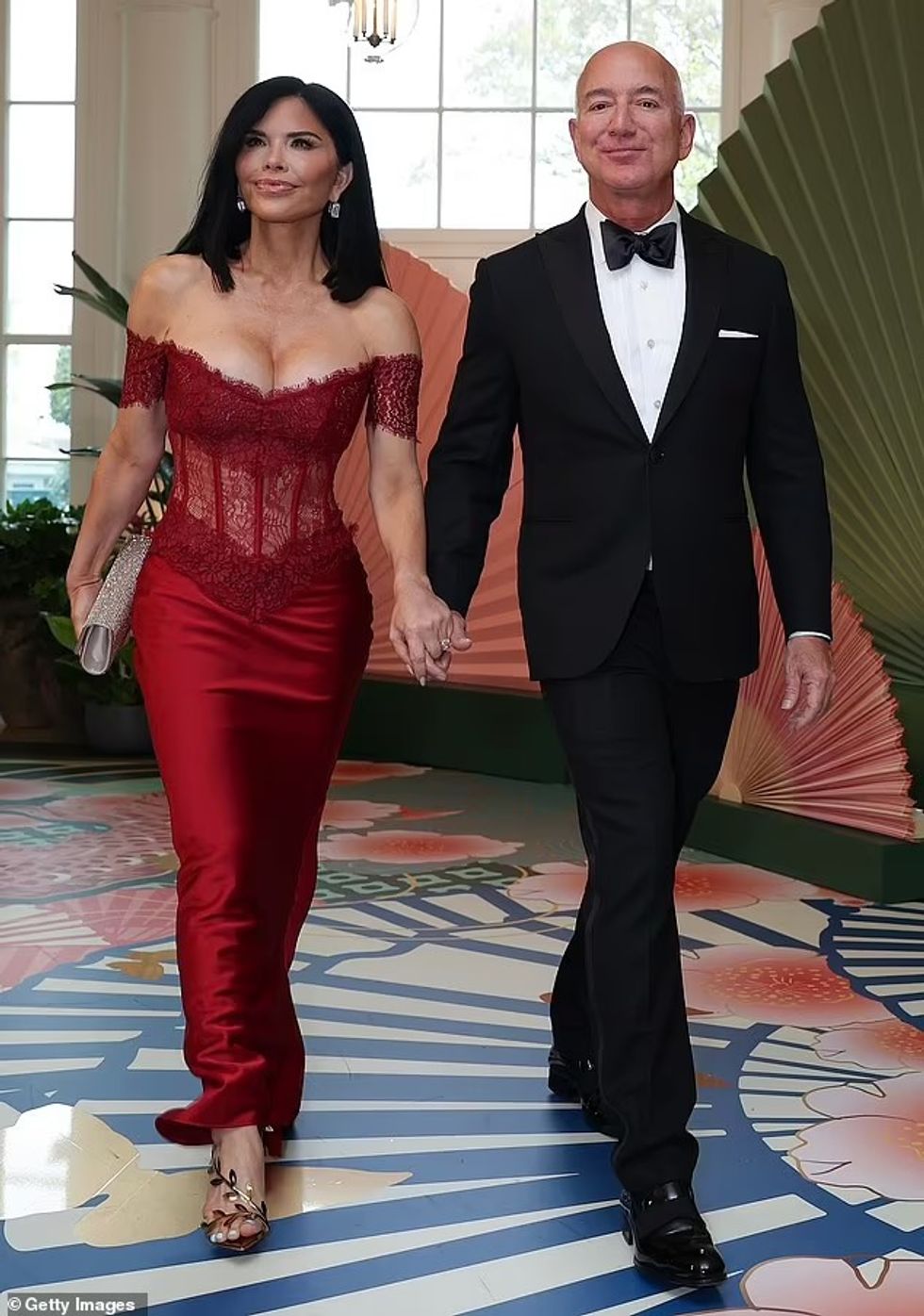 83518793 13298023 In addition Lauren shared a behind the scenes picture of herself m 75 1712853712951