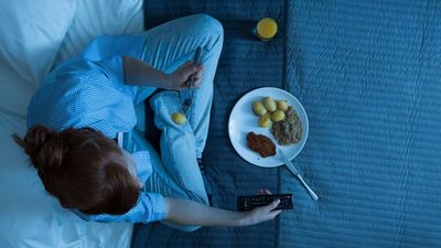 2022/09/woman-eating-in-bed-lg.jpg
