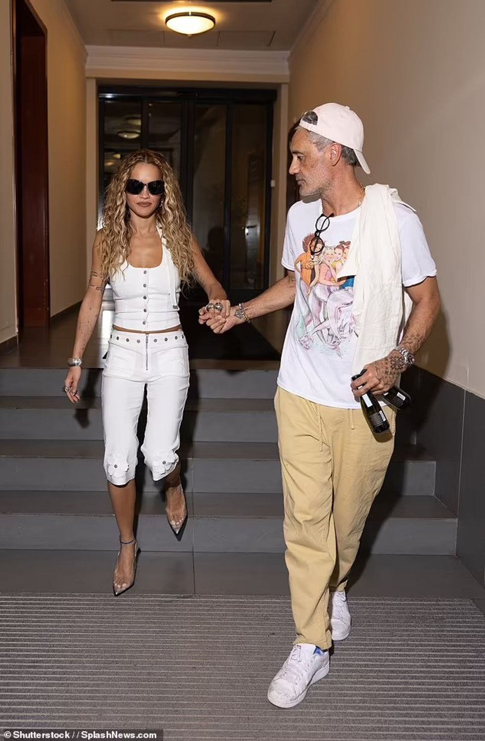 88888989 13776061 The singer 33 flashed a dazzling smile as she walked hand in han m 21 1724510745622