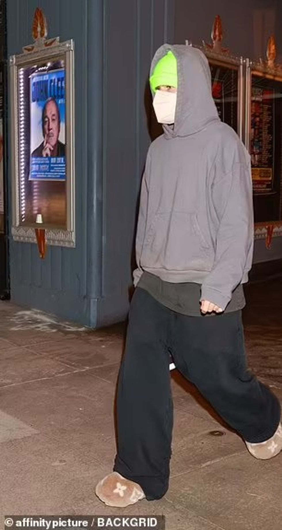 89121189 13797989 The Yummy singer donned a gray hoodie with a bright green beanie a 29 1725052978583