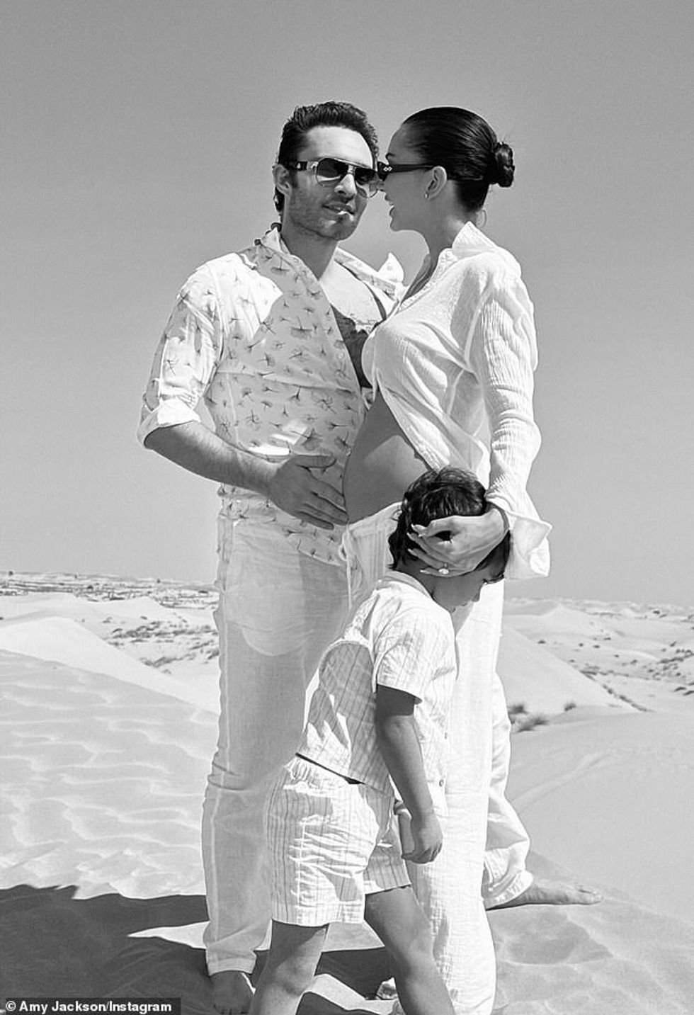 91644183 14150291 The family trio who eagerly awaits the fourth member made the mo a 37 1733172148736