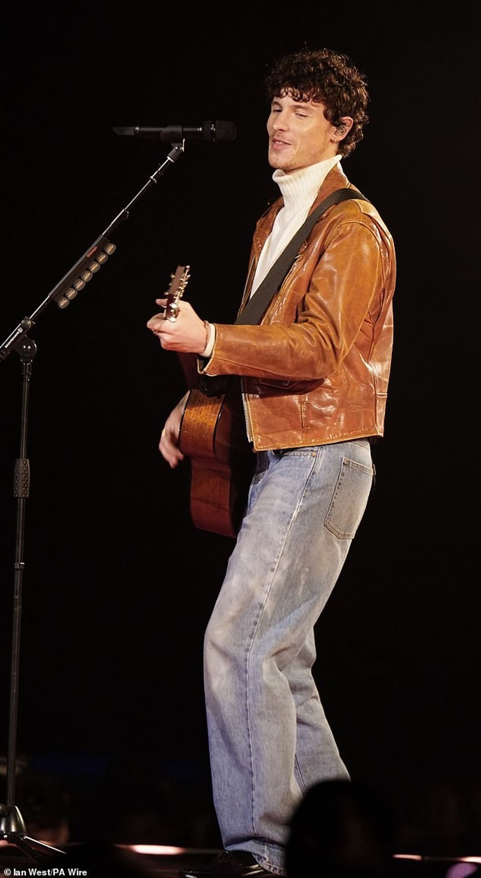 91920249 14066867 Meanwhile Shawn Mendes performed his track Heart of Gold m 15 1731287087644