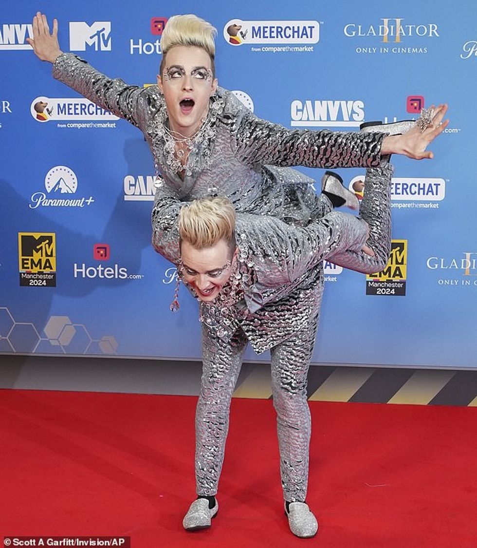 91920873 14066947 The identical twins John and Edward Grimes 32 commanded attentio m 76 1731289502404