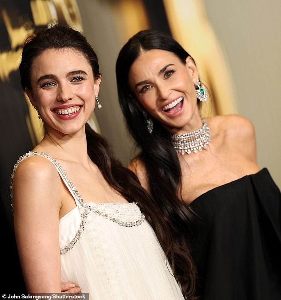 92180939 14095023 The two silver screen sirens beamed while flashing their megawat a 12 1731909873956