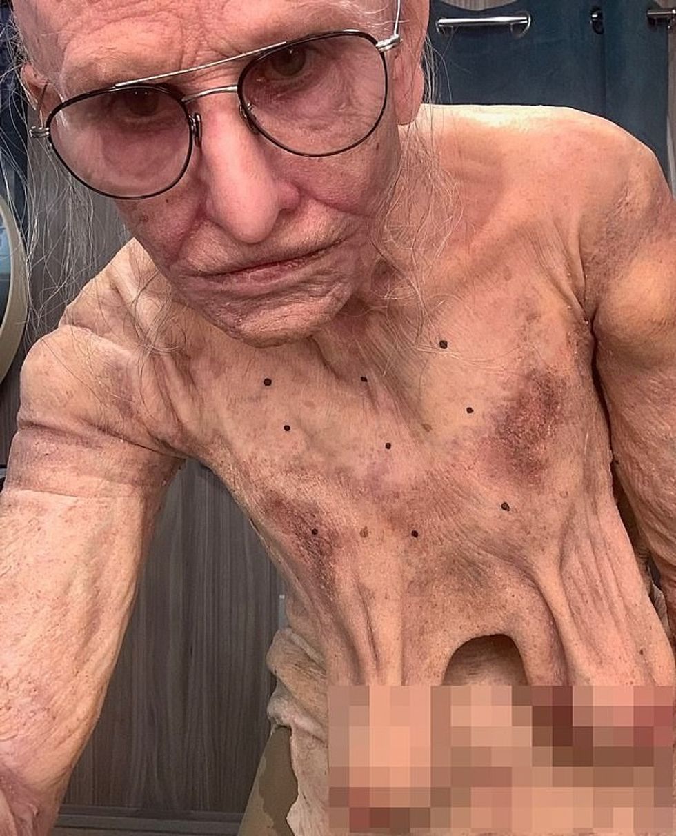 92183035 14095023 Two weeks ago Demi shocked fans with a saggy selfie on Halloween a 11 1731909873682