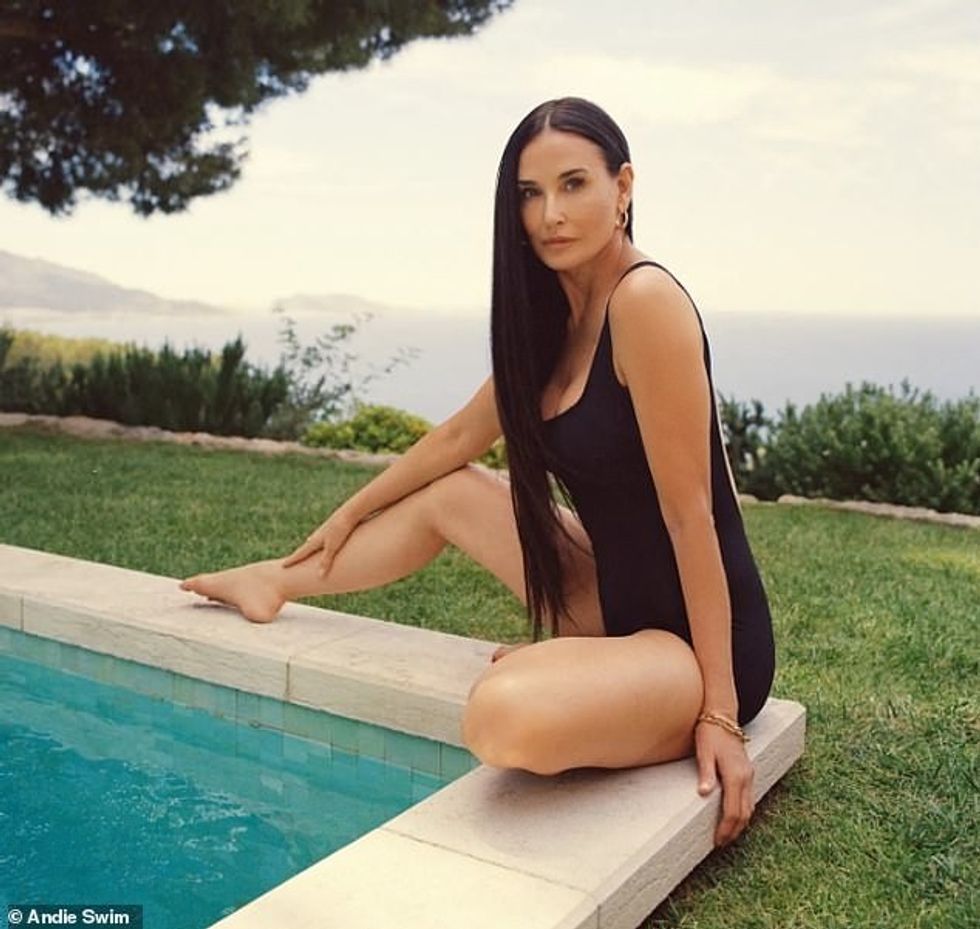 92199413 14197943 Moore is no stranger to posing in swimsuits Here she is seen mod a 22 1734363774347