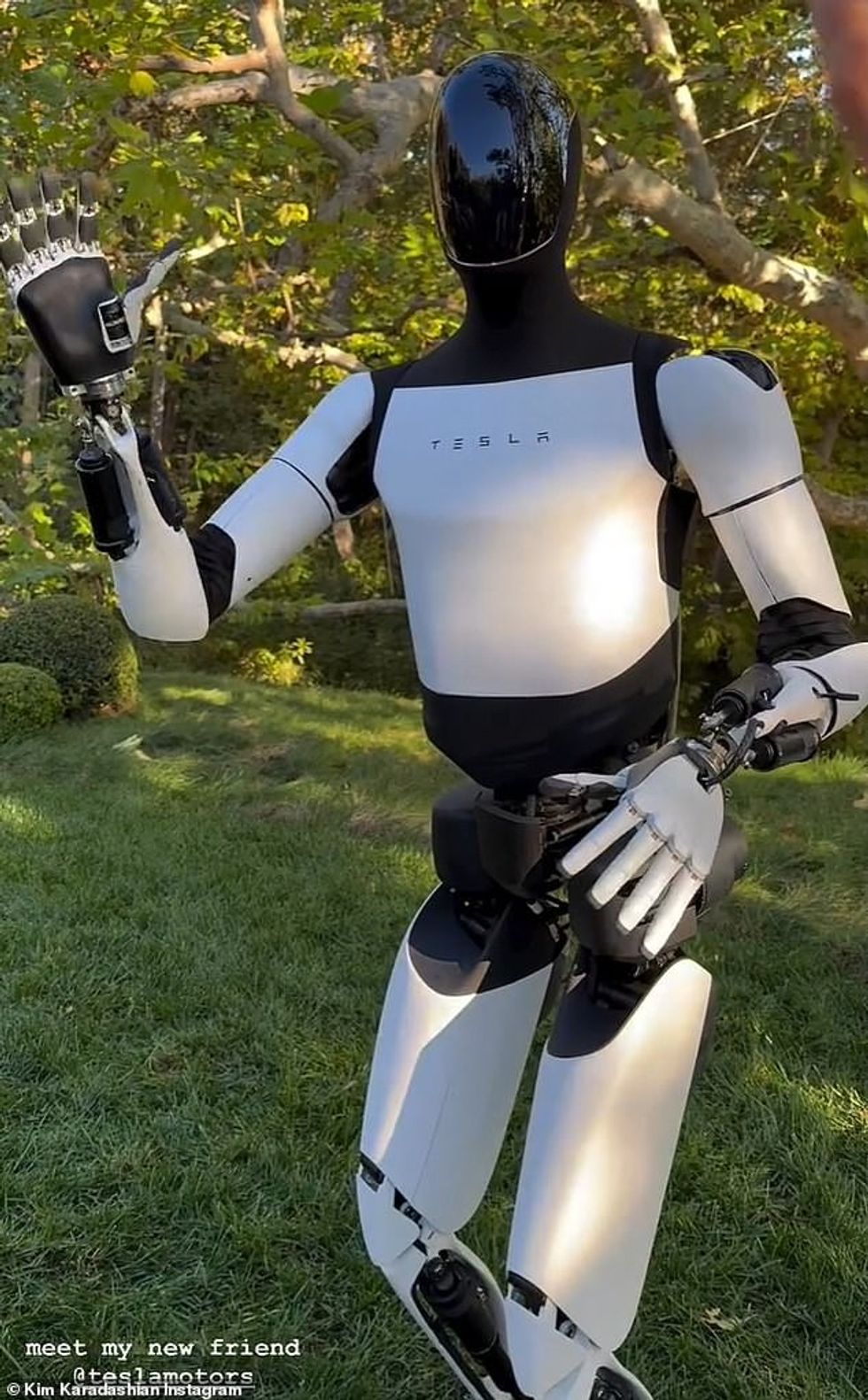 92214145 0 The reality star 44 was filmed waving at the robot who waved bac a 47 1731968782329