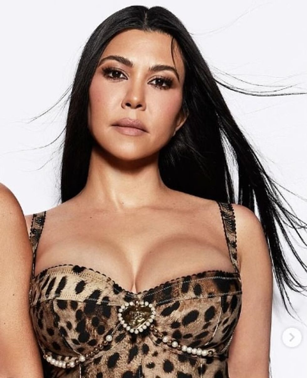 92304157 14107387 The wife of Travis Barker was also spotted in a skintight black a 112 1732143539808