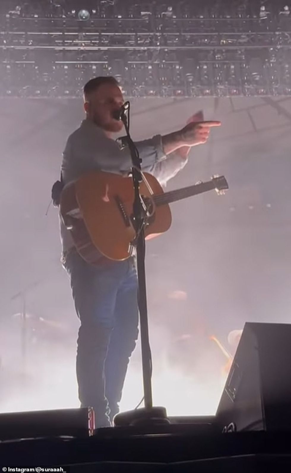 92482107 14141331 The country music star 28 previously had an unidentified item hu a 4 1732906279325