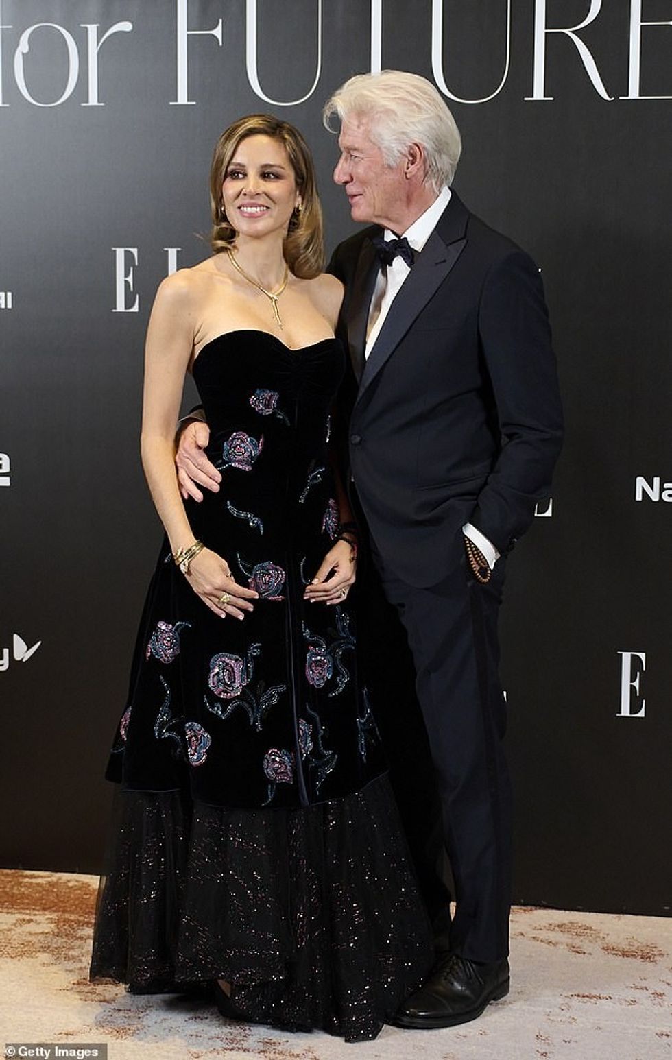 92568511 14308075 Richard Gere spent his Thanksgiving holiday in his new overseas m 74 1737454438190