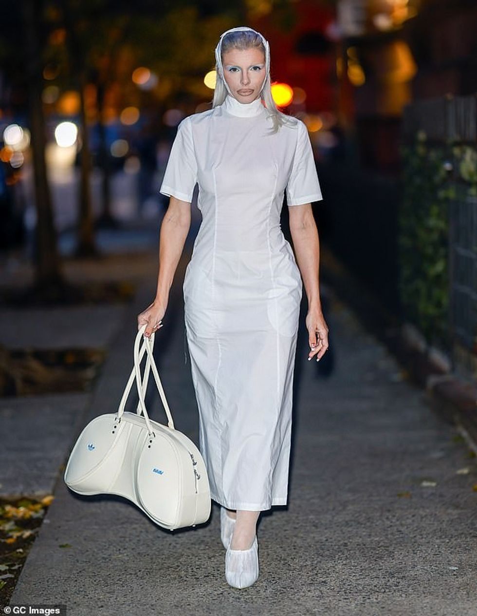 92576393 14136049 The actress 34 showed off her incredible figure as she went bral a 5 1732786837501