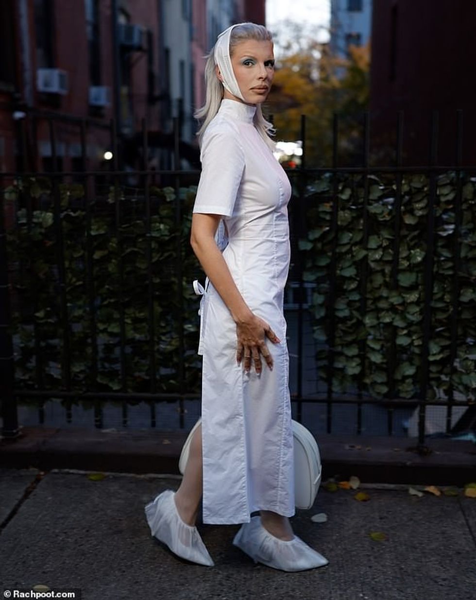 92576751 14136049 Her look consisted of backless linen maxi dress with three quart m 3 1732786780724