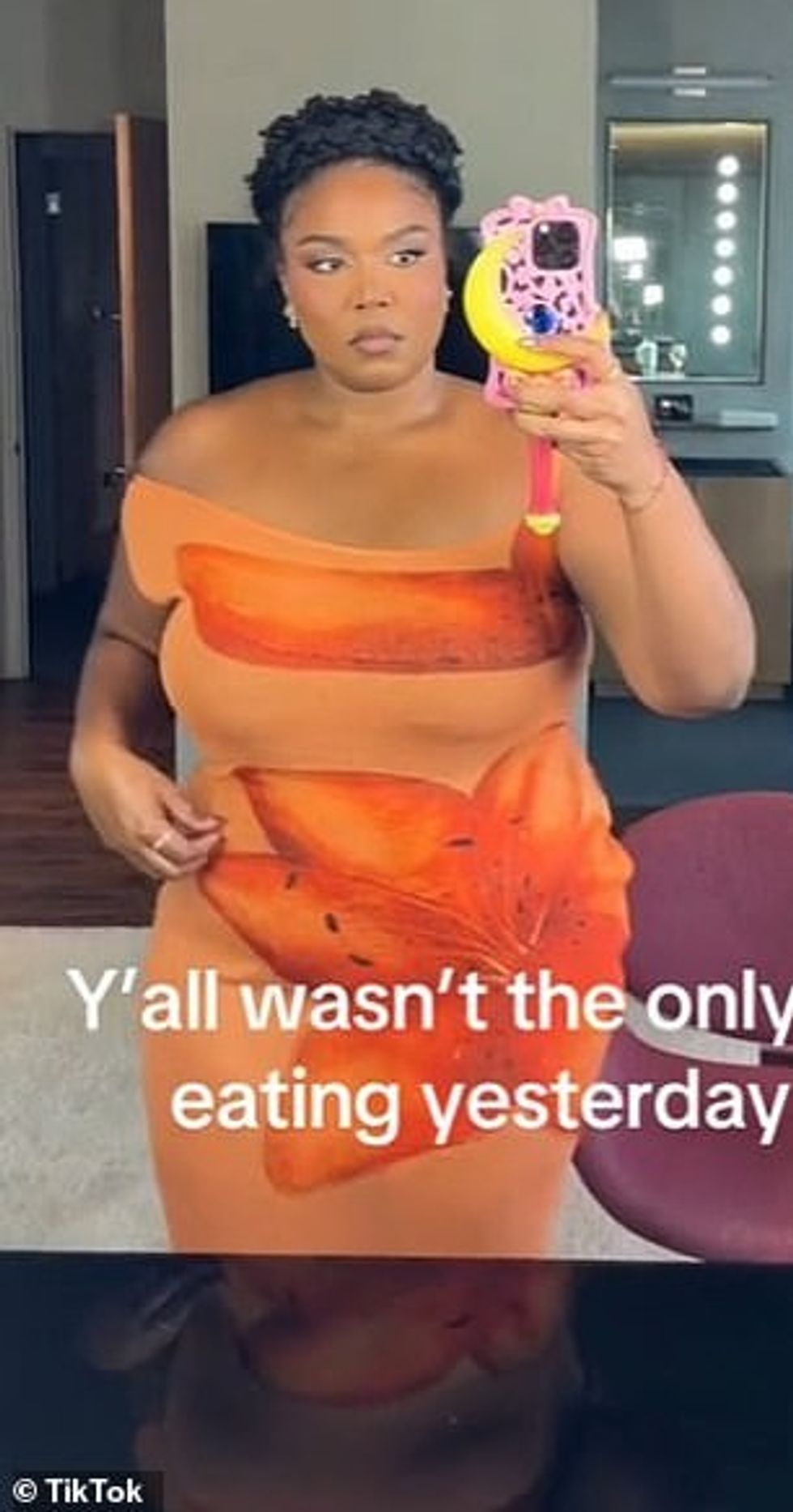 92644071 14142631 Lizzo showed off her dramatic weight loss on Thanksgiving a 54 1732942219070