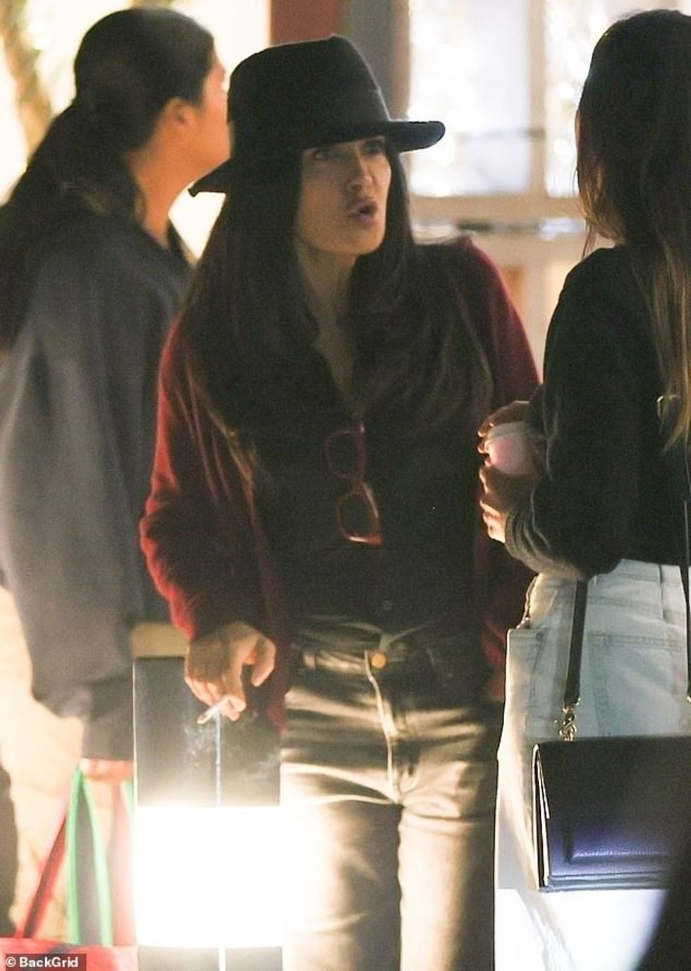 92653189 14143621 Salma Hayek enjoyed a little bargain hunting as she attended the a 24 1732993298972