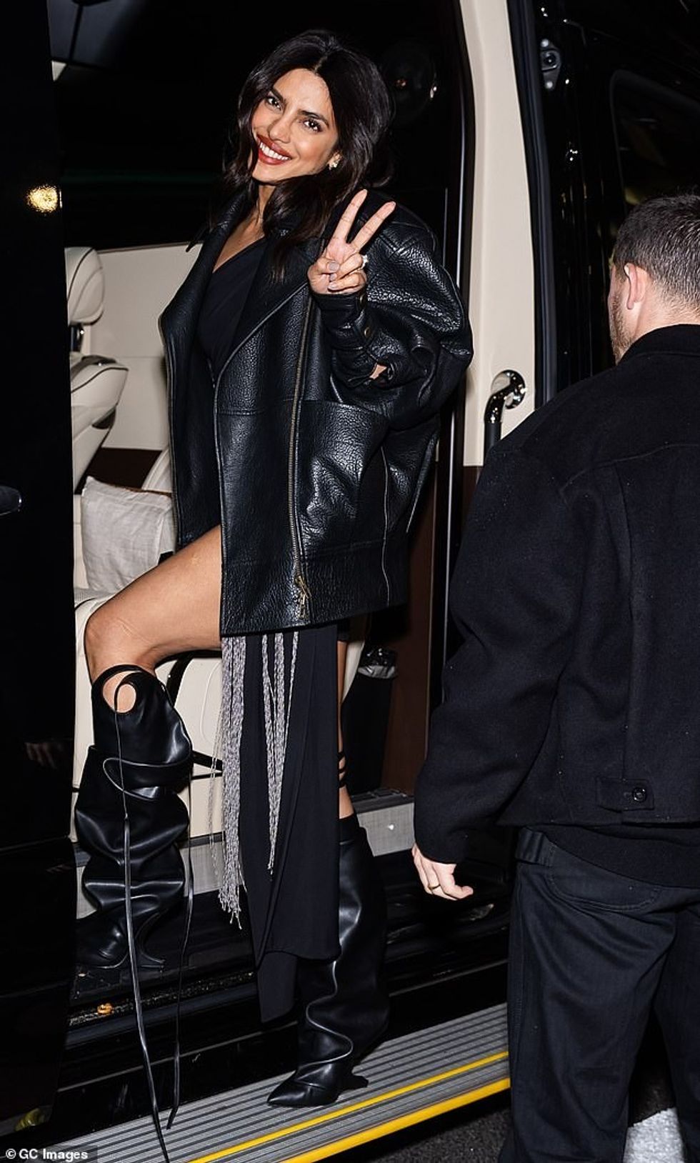 92685595 14147301 The fashionista drew attention to her long toned legs with the a a 24 1733115882557