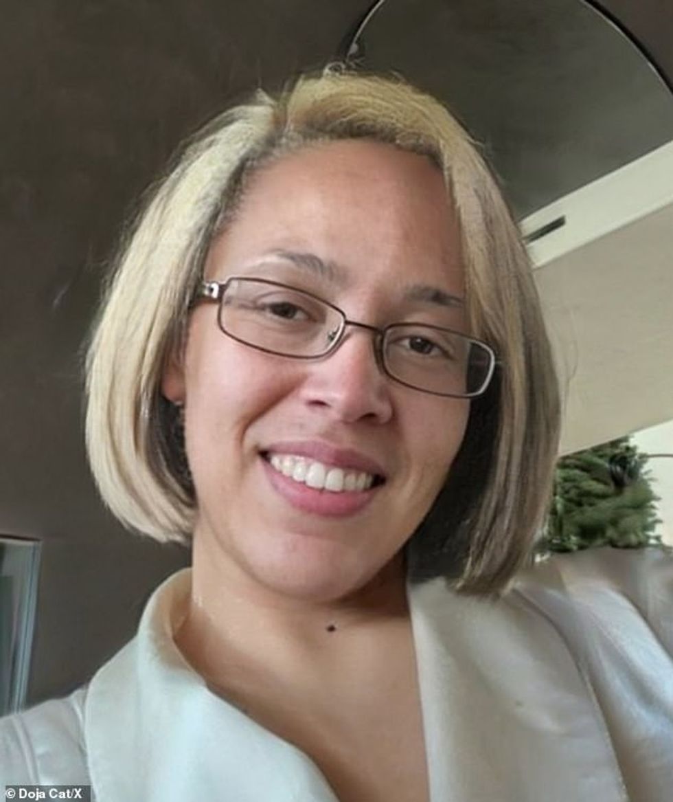 92856503 14163805 Doja Cat had fans doing a double take when she uploaded a new se a 23 1733455703959