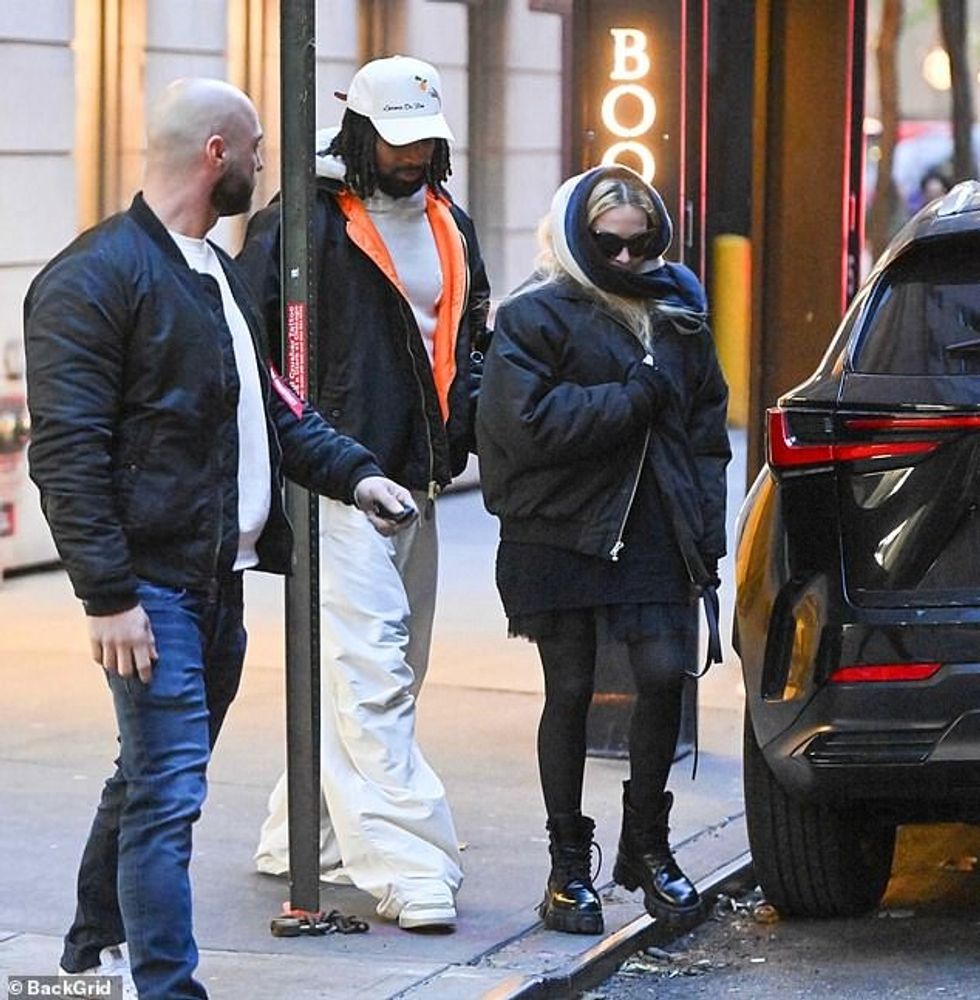 92920709 14170199 Her toyboy appeared to be in good spirits and placed his hand on a 7 1733637595701