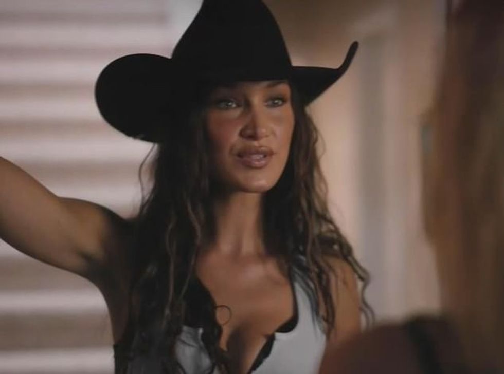 92944381 14172095 Yellowstone fans were shocked by a surprise cameo by supermodel a 5 1733759872120