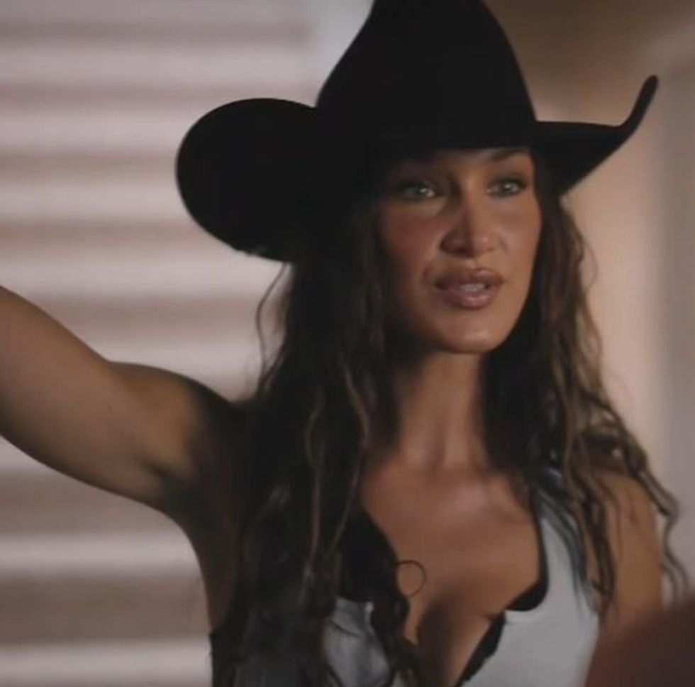 93018425 14189355 The 28 year old supermodel had a small part on the December 1 ep a 24 1734086667160