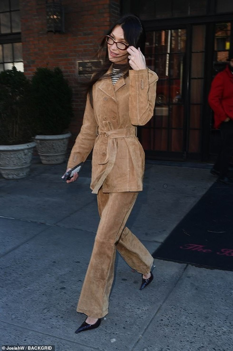 93101395 14187899 Her raven tresses were swept back into a chic bun and she added a 24 1734047605933