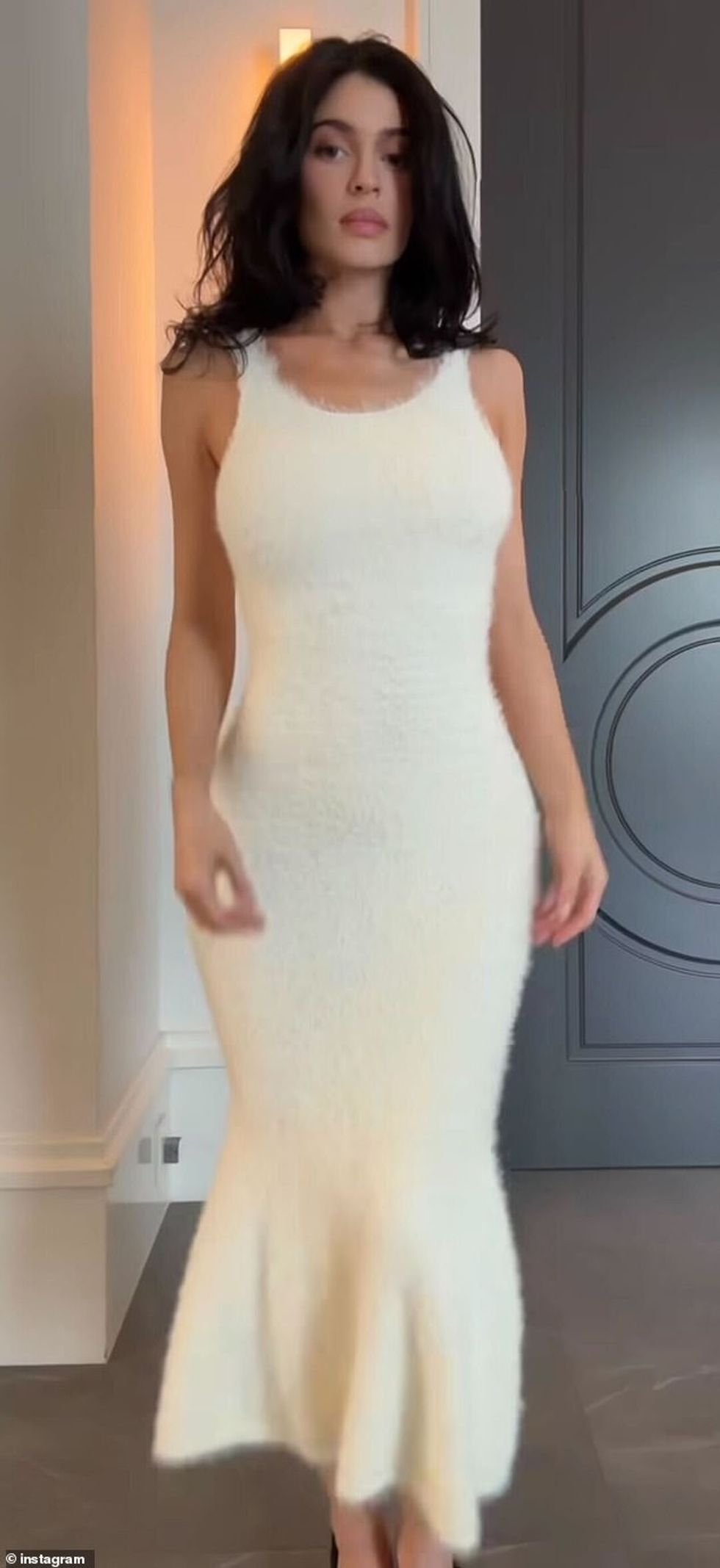 93102859 14187939 Kylie Jenner displayed her famous figure in a new item from her a 1 1734054867976