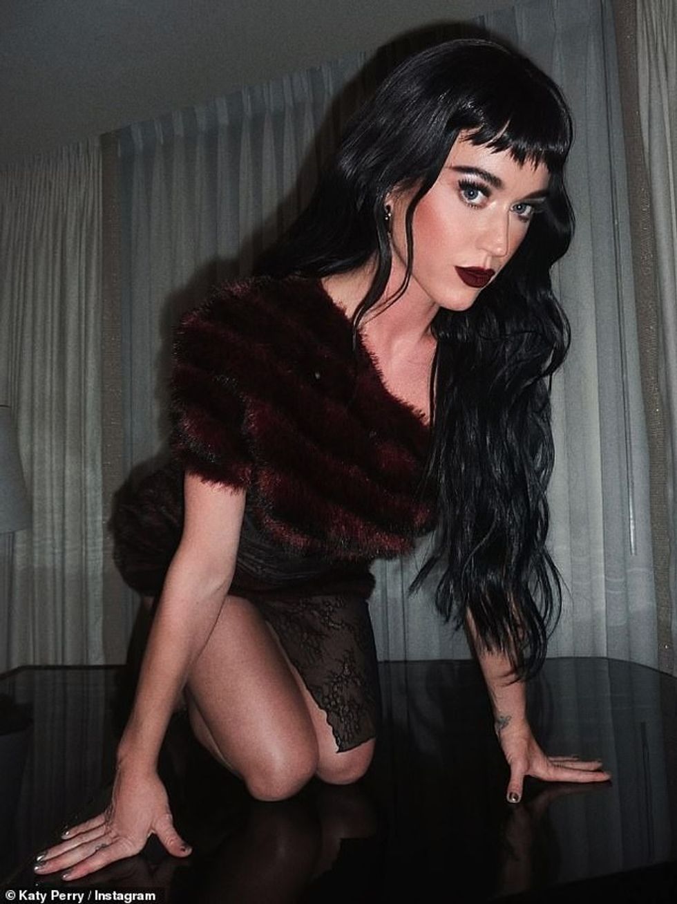 93115385 14189387 The songstress looked nothing short of incredible as she slipped a 8 1734087396653