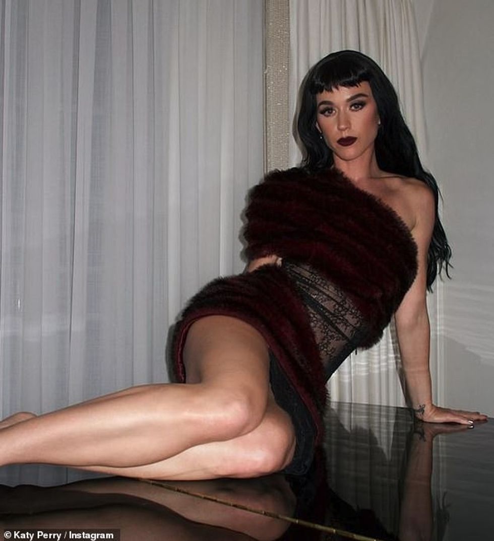 93116311 14189387 Katy s look also boasted a lace panel at her toned midriff which m 21 1734087738139