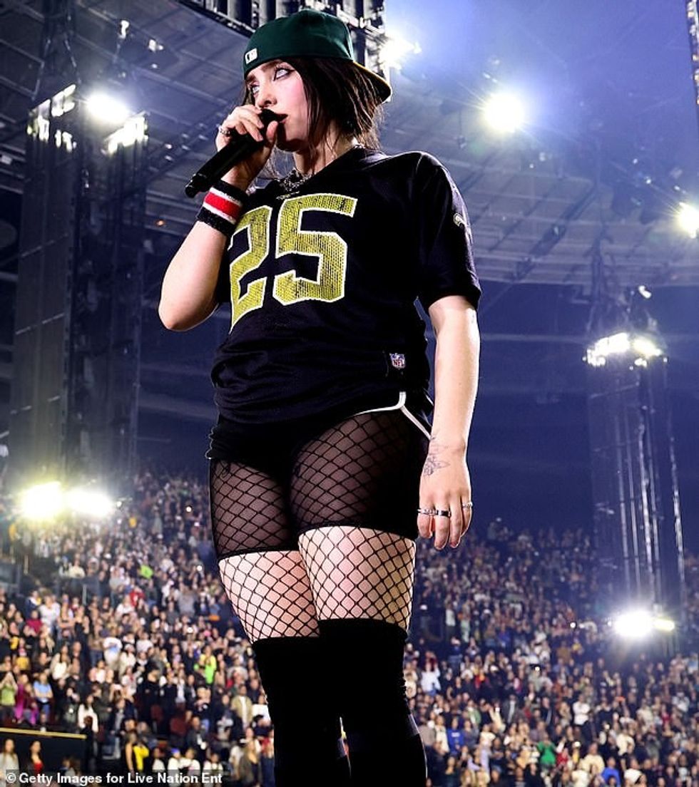 93205979 14198869 Billie Eilish performed the first of her five shows at the Kia F m 2 1734385788233