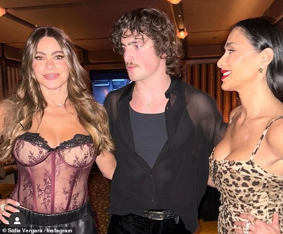 93350753 14213711 The Modern Family star accentuated her sultry features with glam a 89 1734695911106