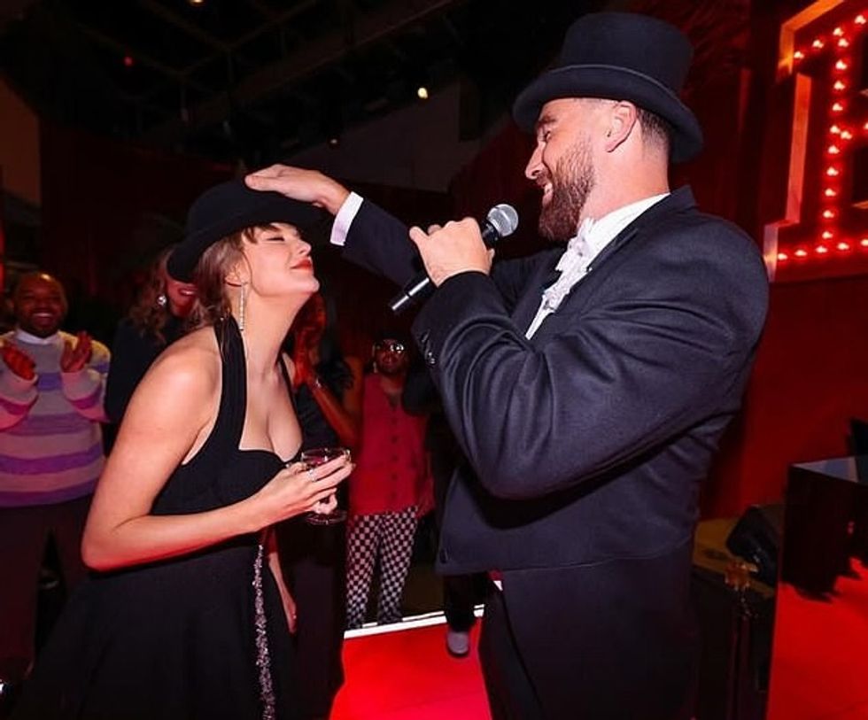 93357491 14214455 When she thought she was going to a small quiet dinner but it wa a 54 1734714798687