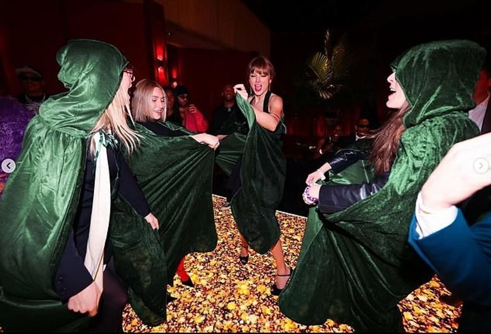 93357495 14214455 The Grammy winner turned up in black mini dress from Balmain emb a 52 1734714798686