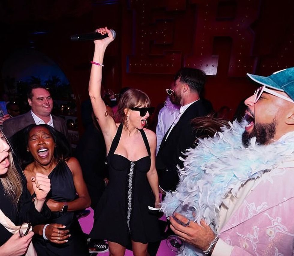 93358215 14214455 Travis went all out reportedly spending 175 000 on Taylor s pres a 53 1734714798687