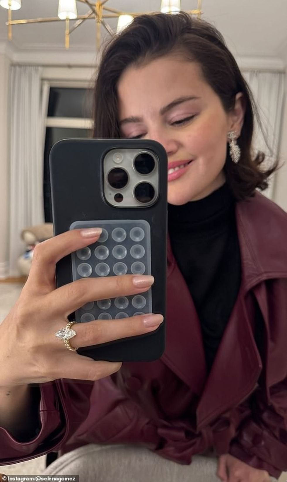 93362851 14214923 Selena Gomez has flashed her stunning diamond engagement ring wh a 71 1734719799719