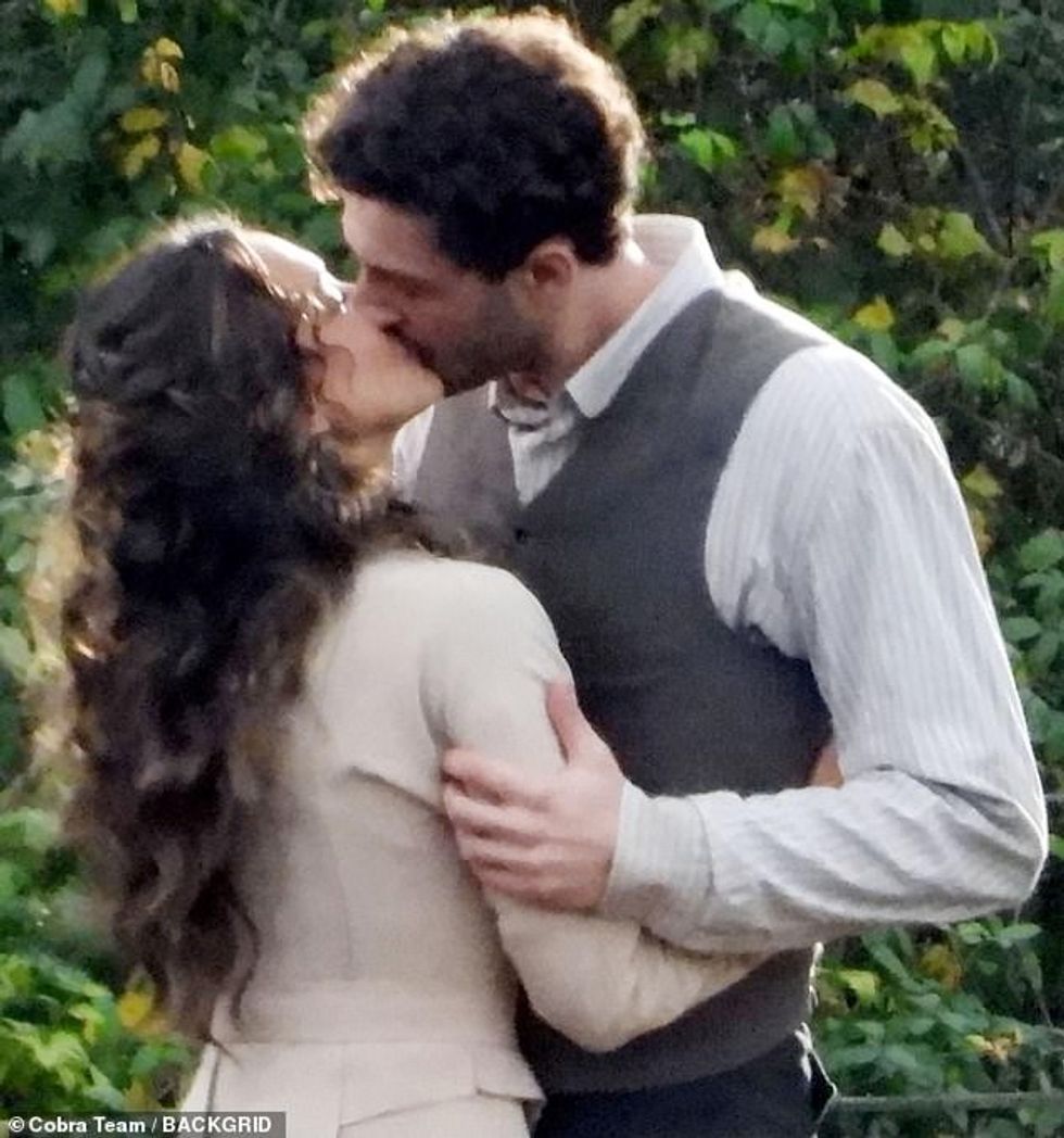 93373701 14216049 Jessica Alba shared a passionate kiss with her co star Lorenzo d m 35 1734750943650