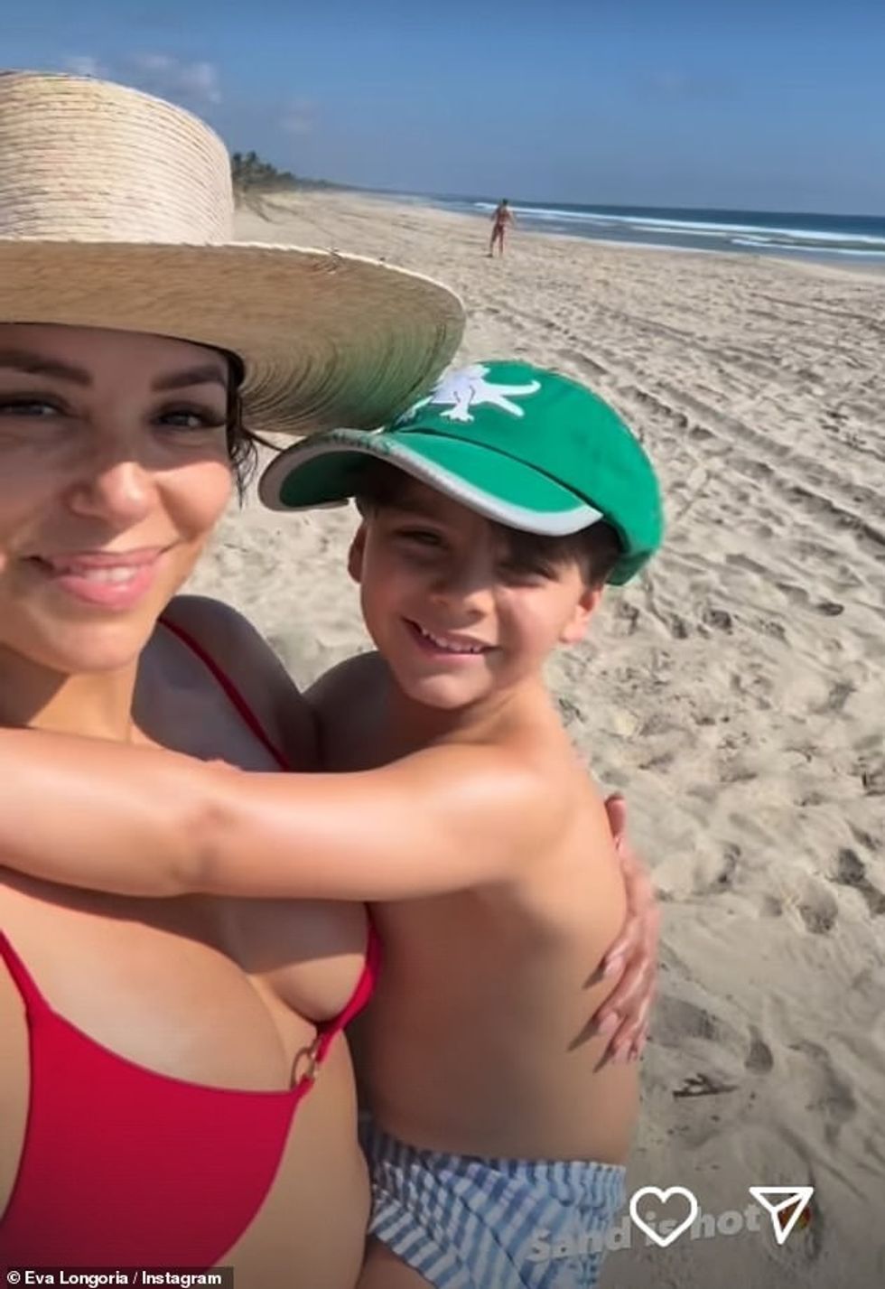 93400541 14218765 Eva Longoria 49 put on a busty display as she soaked up the sun a 41 1734872318257