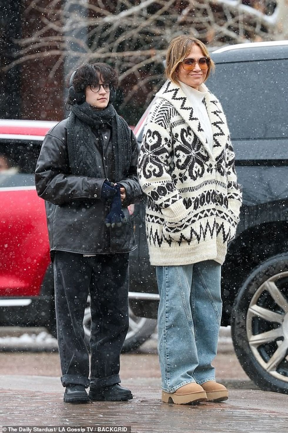 93506817 14228635 Jennifer Lopez and her child Emme Maribel Mu iz braved snowfall a 16 1735313483468