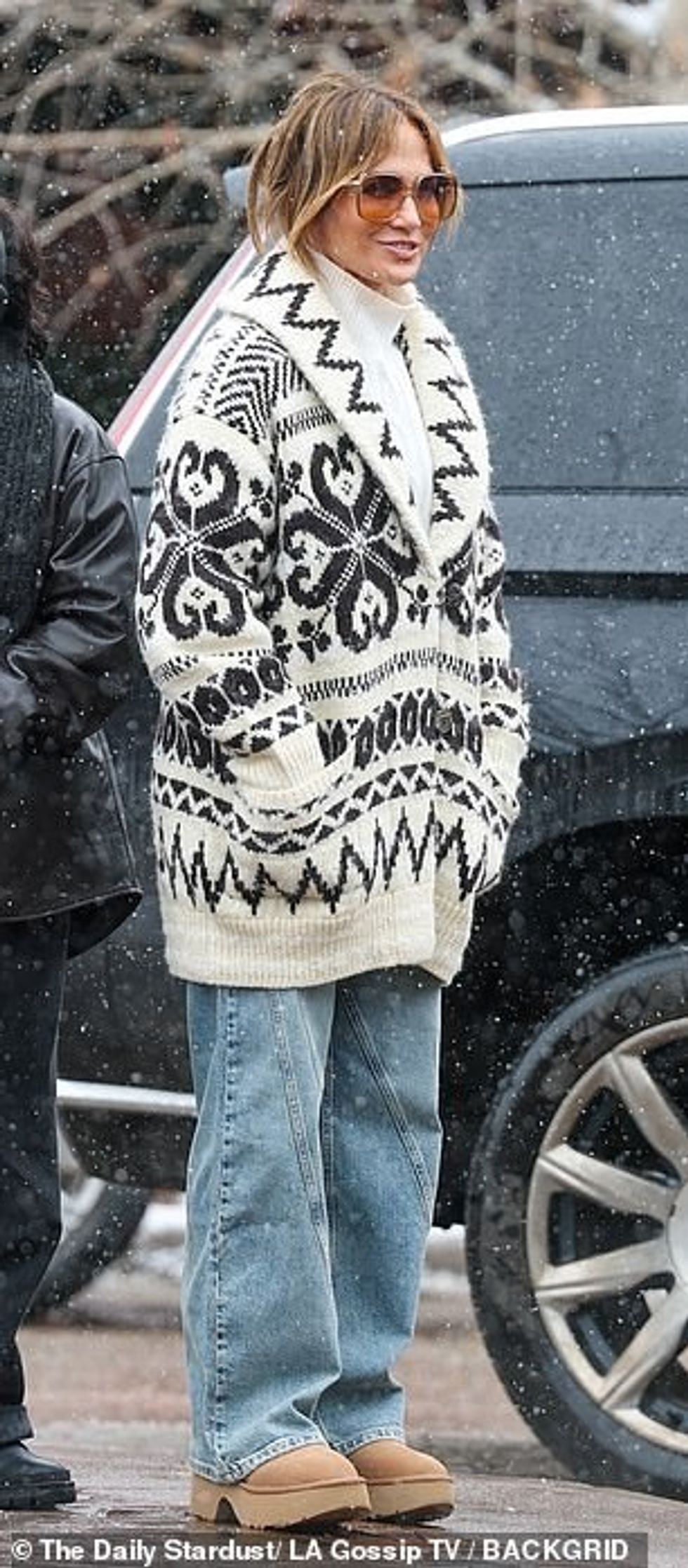 93506821 14228635 The 55 year old pop diva rewore the same cozy oversized cardigan a 14 1735313483465