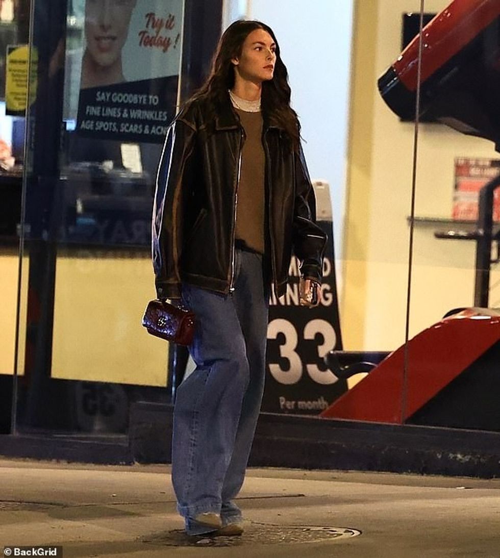 93522319 14230319 Ceretti was effortlessly fashionable in wide leg jeans a slouchy a 71 1735320001955