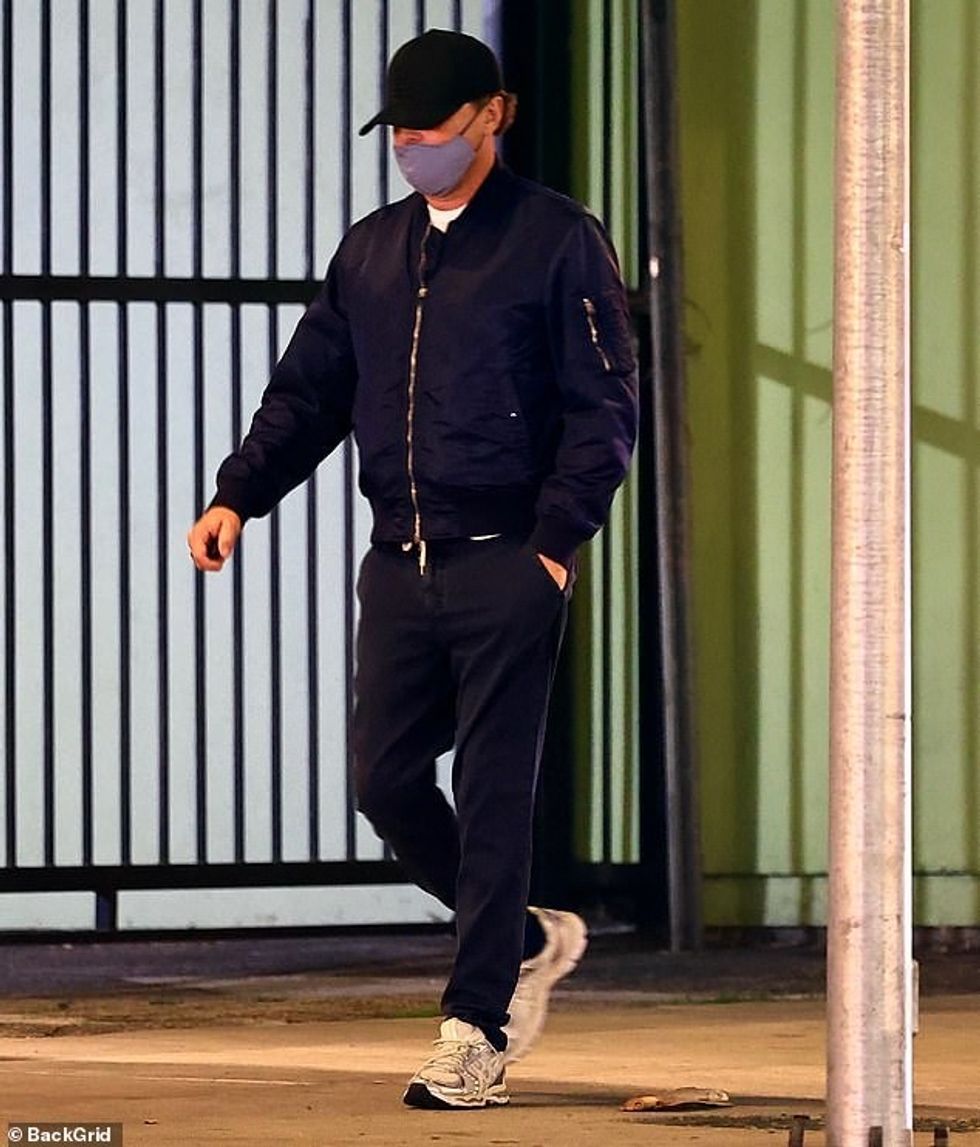 93522321 14230319 Leonardo DiCaprio stepped out with girlfriend Vittoria Ceretti a a 67 1735320001770