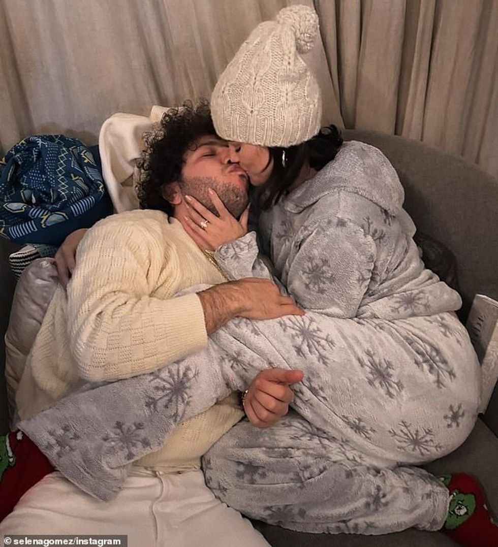 93533919 14231311 In the adorable snap Gomez embraced the festive season wearing a m 9 1735347930452