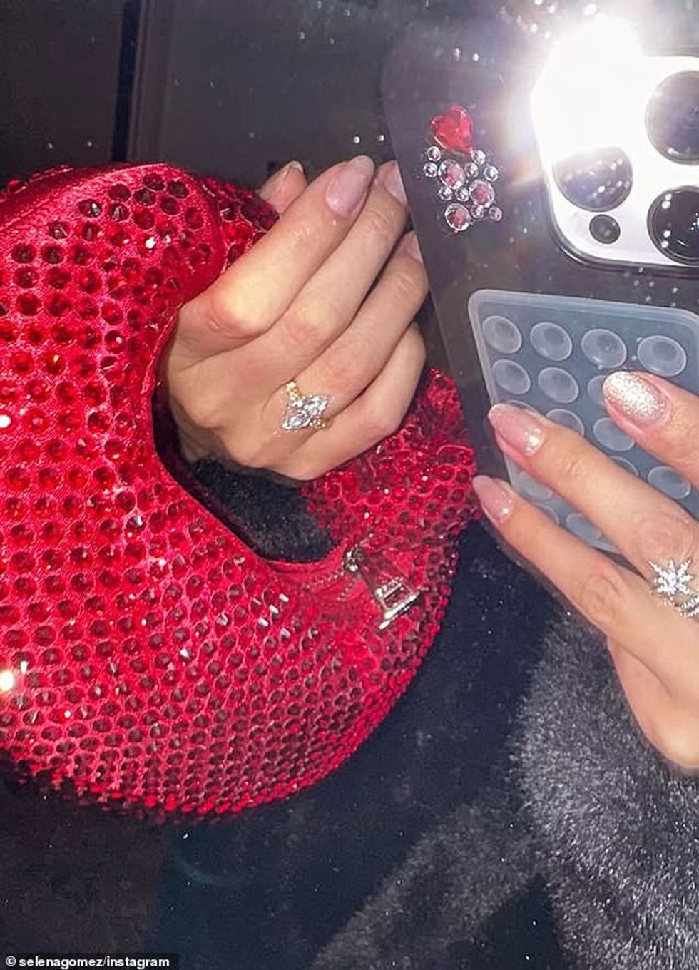 93533921 14231311 On Friday she also took to her Instagram stories as she snapped m 11 1735347987898