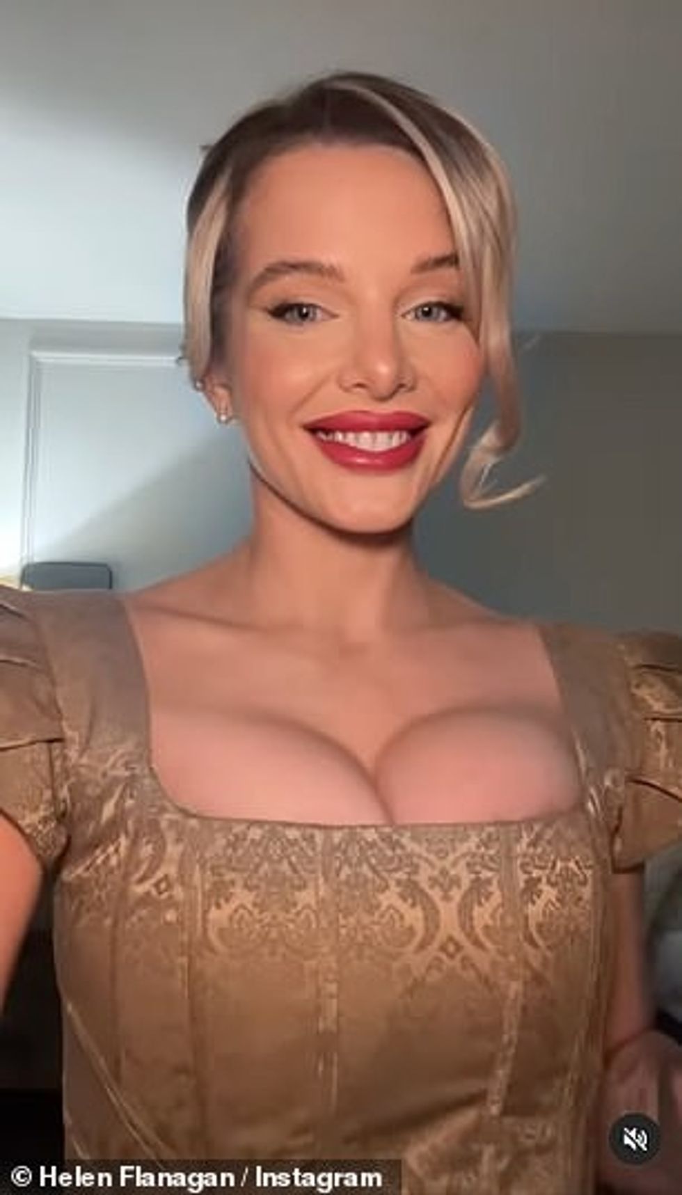 93544055 14232381 She oozed sex appeal as she wore a smokey eye palette and pop of m 5 1735411795807