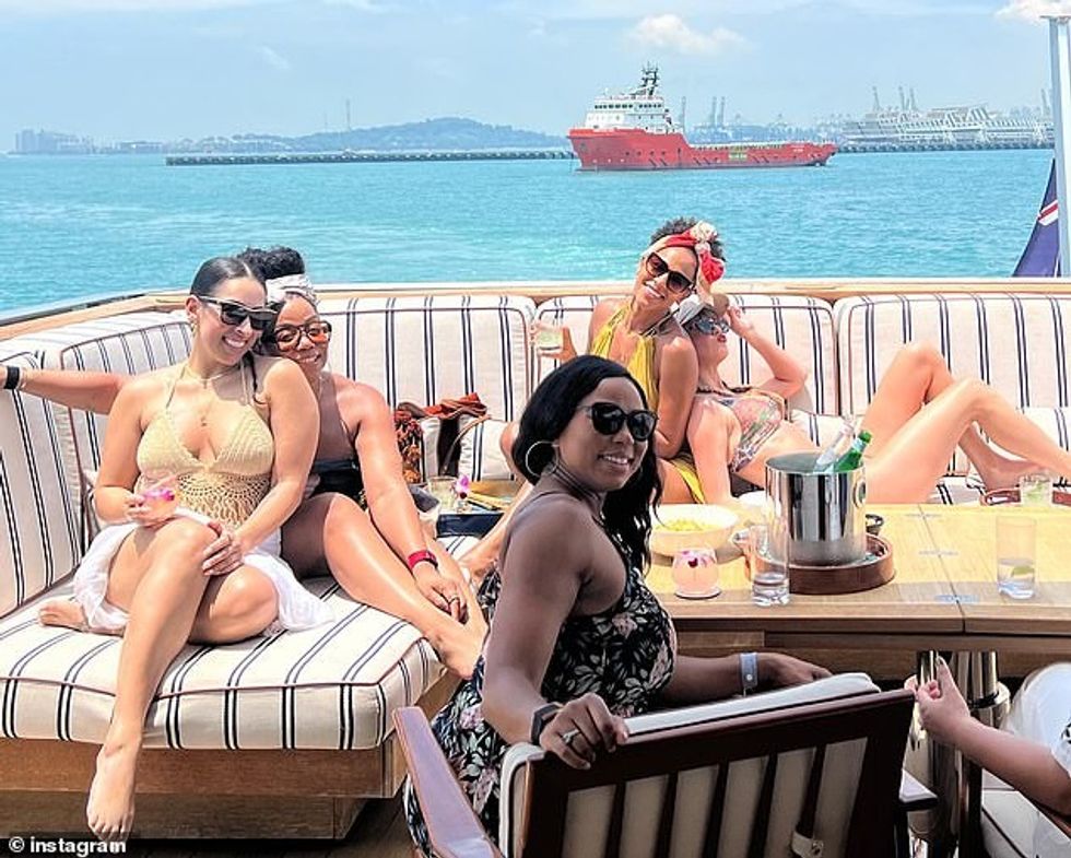 93749619 14280831 Taylor Swift posed in a bikini in a behind the scenes snap poste a 33 1736815747452