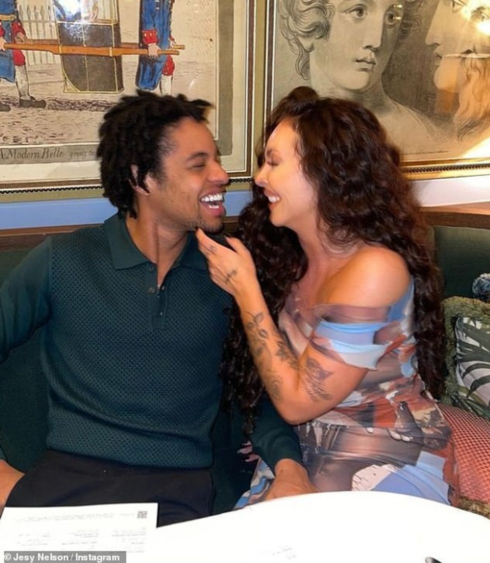 94012601 14276471 She was seen in the snap with her ex boyfriend Zion 26 months af a 1 1736718344794