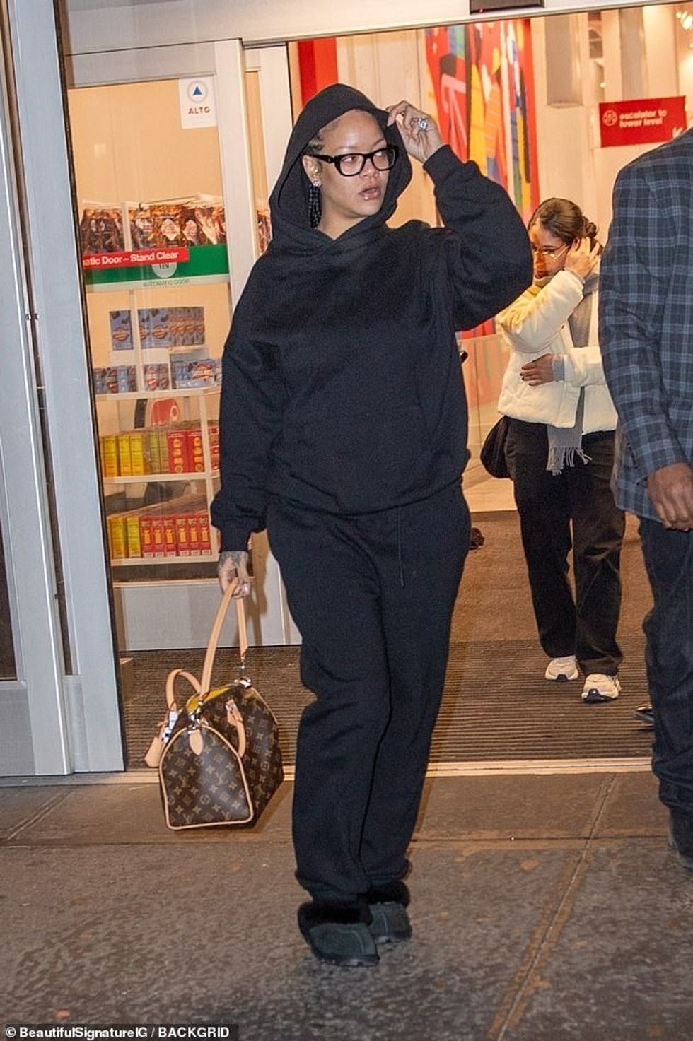 94220511 14297659 She wore black framed glasses and carried a Louis Vuitton Speedy a 6 1737142210840