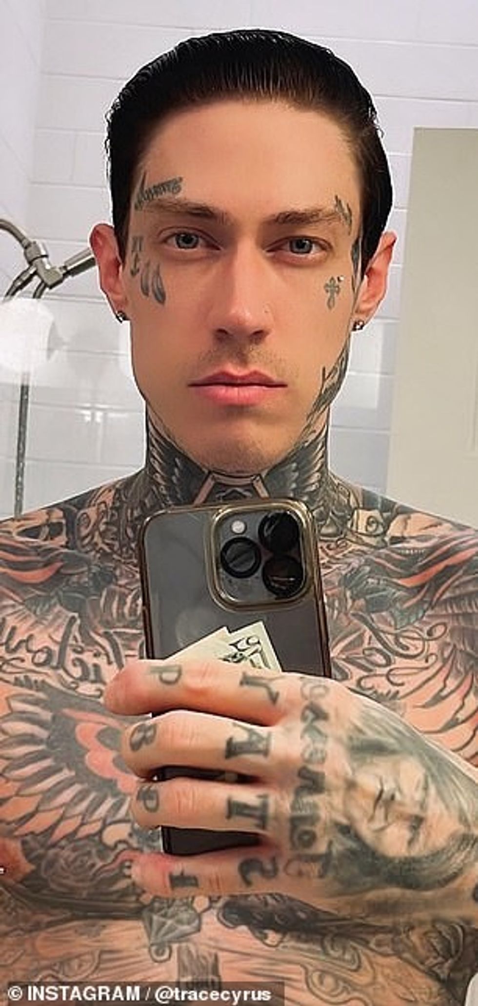 94421241 14327323 The latest fracas began after her brother Trace s very public me a 47 1737918878178