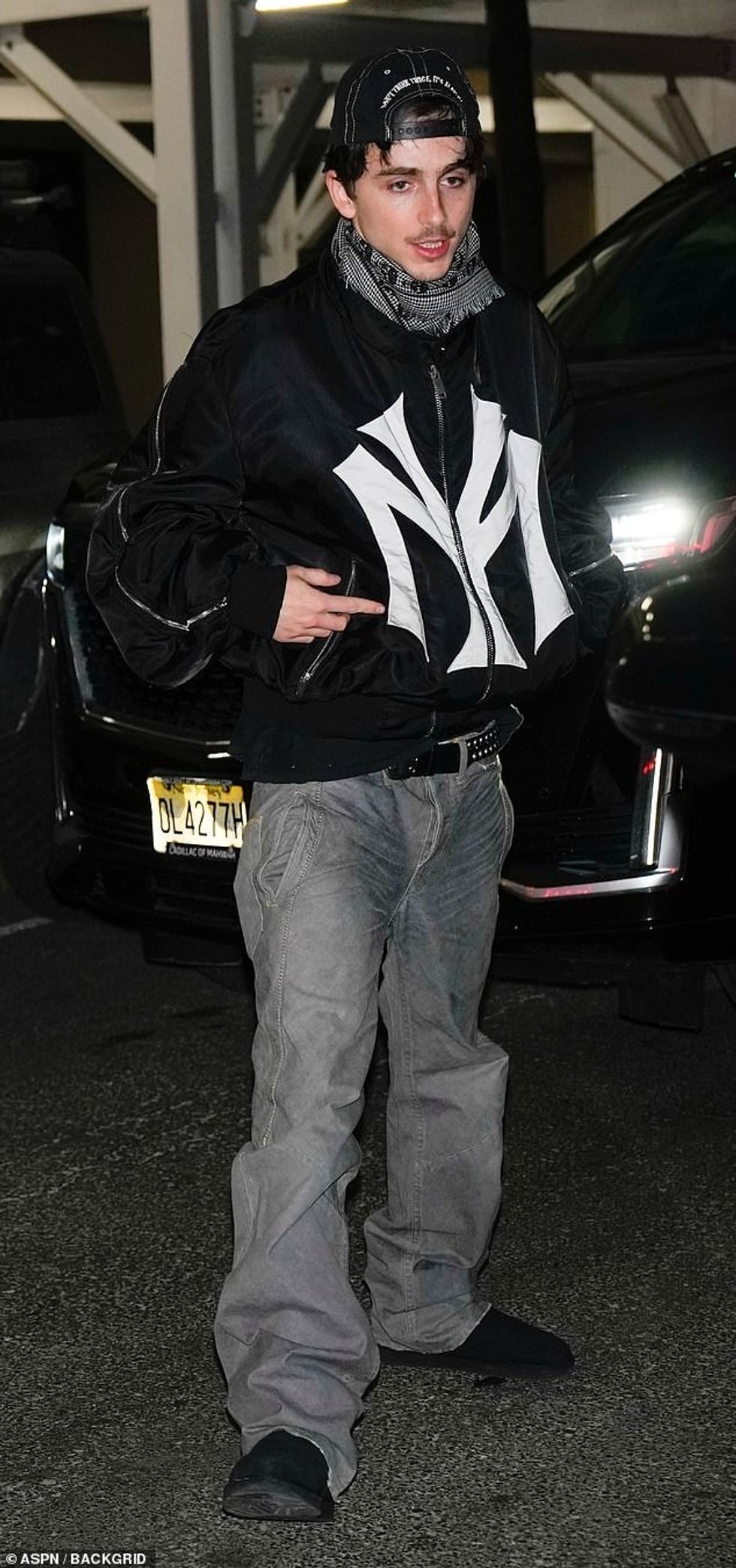 94532961 14327141 Timoth e Chalamet arrived solo to the Saturday Night Live afterp a 44 1737918597097