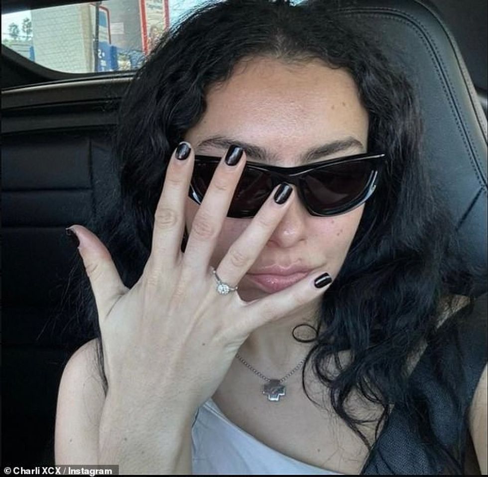 94984173 14373735 The Brat singer whose real name is Charlotte Emma Aitchison and a 46 1738959325517