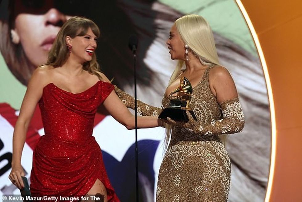 94989905 14374309 Taylor Swift presented Beyonc with the Grammy for Best Country A a 65 1738974517685