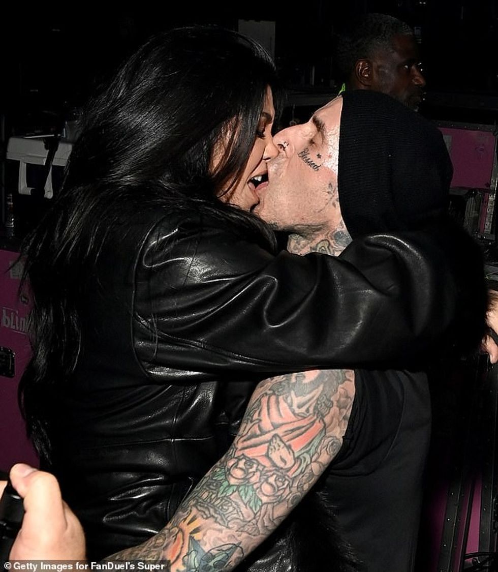 95028159 14378193 Kourtney Kardashian was up to her old tricks on Friday The Keepi m 37 1739127608945